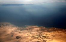 An aerial view of the coast of the Red Sea and the two islands of Tiran and Sanafir is pictured through the window of an airplane near Sharm el-Sheikh, Egypt November 1, 2016. PHOTO BY REUTERS/Amr Abdallah Dalsh
