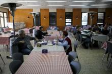 Israelis eat in the dining hall of Kibbutz Shaar Haamakim in northern Israel, February 15, 2016. PHOTO BY REUTERS/Amir Cohen