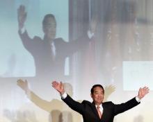 People First Party (PFP) Chairperson James Soong waves to supporters during a news conference in Taipei, Taiwan, August 6, 2015. PHOTO BY REUTERS/Pichi Chuang