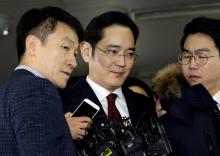 Jay Y. Lee, center, vice chairman of Samsung Electronics, arrives to be questioned as a suspect in bribery case in the influence-peddling scandal that led to the president's impeachment at the office of the independent counsel in Seoul, South Korea, Thursday, Jan. 12, 2017. PHOTO BY REUTERS/Ahn Young-joon