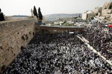 Jewish worshippers are seen from above during the priestly blessing prayer on the holiday of Passover at the Western Wall in Jerusalem's Old City, April 13, 2017. PHOTO BY REUTERS/Amir Cohen