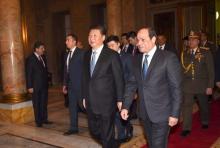 Egyptian President Abdel Fattah al-Sisi (R) walks with Chinese President Xi Jinping (2nd R) in Abdeen palace during the Chinese president's first day of his visit, in Cairo, Egypt, January 20, 2016. PHOTO BY REUTERS/The Egyptian Presidency
