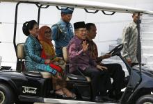 Indonesia's President Joko Widodo drives a golf car with Vice President Jusuf Kalla, Widodo's wife Iriana (L), and Kalla's wife Mufidah, before posing for photographers with newly appointed cabinet ministers after an inauguration ceremony at the presidential palace in Jakarta, October 27, 2014. PHOTO BY REUTERS/Beawiharta