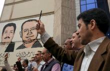 A journalist holds up a pen during a protest against the detention of journalists, in front of the Press Syndicate in Cairo, Egypt, April 26, 2016. PHOTO BY REUTERS/Mohamed Abd El Ghany
