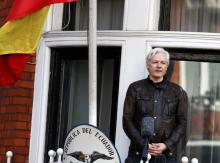  Wikileaks founder Julian Assange speaks on the balcony of the Embassy of Ecuador in London, Britain, May 19, 2017. PHOTO BY REUTERS/Neil Hall