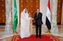 Egyptian President Abdel Fattah al-Sisi (R) and King Salman of Saudi Arabia shake hands during the reception ceremony in the Egyptian Presidential Palace in Cairo, Egypt, April 7, 2016. PHOTO BY REUTERS/The Egyptian Presidency