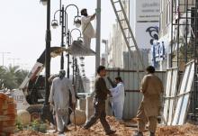 Labourers work to remove a pole outside a residential building in Riyadh, Saudi Arabia, February 9, 2016. PHOTO BY REUTERS/Faisal Al Nasser