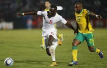 Senegal's Lamine Sane challenges South Africa's Tokelo Rantie during their 2015 African Cup of Nations Group C soccer match in Mongomo, January 23, 2015. PHOTO BY REUTERS/Mike Hutchings