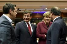 (L to R) Greece's Prime Minister Alexis Tsipras, Turkish Prime Minister Ahmet Davutoglu and German Chancellor Angela Merkel talk to French President Francois Hollande during an EU-Turkey summit in Brussels, Belgium, November 29, 2015. PHOTO BY REUTERS/Eric Vidal