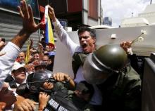 Venezuelan opposition leader Leopoldo Lopez gets into a National Guard armored vehicle in Caracas, February 18, 2014. PHOTO BY REUTERS/Jorge Silva