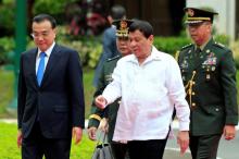 Philippine President Rodrigo Duterte walks with Chinese Premier Li Keqiang upon arrival during Li Keqiang's official visit, at the Malacanang presidential palace in Manila, Philippines November 15, 2017. PHOTO BY REUTERS/Romeo Ranoco