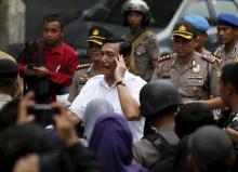 Indonesia's chief security minister Luhut Pandjaitan (C) visits the site of an attack in central Jakarta, January 14, 2016. PHOTO BY REUTERS/Darren Whiteside