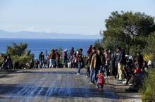 Syrian refugees wait on a roadside near a beach in the western Turkish coastal town of Dikili, Turkey, after Turkish Gendarmes prevented them from sailing off for the Greek island of Lesbos by dinghies, March 5, 2016. PHOTO BY REUTERS/Umit Bektas