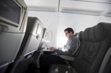 A man uses his laptop to test a new high speed inflight Internet service named Fli-Fi while on a special JetBlue media flight out of John F. Kennedy International Airport in New York, December 11, 2013. PHOTO BY REUTERS/Lucas Jackson