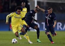Paris St Germain's Marco Verratti (R) and Blaise Matuidi (C) challenge Chelsea's Willian (L) during their Champions League round of 16 first leg soccer match at the Parc des Princes Stadium in Paris, February 17, 2015. PHOTO BY REUTERS/Christian Hartmann