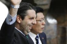 U.S. ambassador to South Korea Mark Lippert waves as he leaves a hospital in Seoul, March 10, 2015. PHOTO BY REUTERS/Kim Hong-Ji