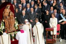 Former Queen Sofia of Spain watches as Pope Francis arrives to lead a Mass for the canonisation of the Pope Paul VI and El Salvador's Archbishop Oscar Romero at the Vatican October 14, 2018. REUTERS/Alessandro Bianchi