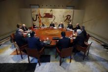 Catalan acting President Artur Mas (C) attends a government meeting at Palau de la Generalitat in Barcelona, Spain, January 5, 2016. PHOTO BY REUTERS/Albert Gea