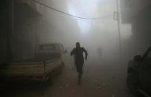 Men run at a site hit by airstrikes in the rebel held besieged Douma neighbourhood of Damascus, Syria, February 19, 2017. PHOTO BY REUTERS/Bassam Khabieh