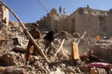 Men look for their belongings after an earthquake, in Kishim district of Badakhshan province, Afghanistan, October 27, 2015. PHOTO BY REUTERS/Stringer