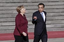 Germany's Chancellor Angela Merkel (L) chats with China's Premier Li Keqiang during a welcoming ceremony outside the Great Hall of the People in Beijing, China, October 29, 2015. PHOTO BY REUTERS/Jason Lee