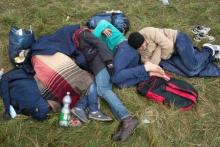 Migrants sleep in front of a registration camp in Opatovac, Croatia, September 22, 2015. PHOTO BY REUTERS/Marko Djurica