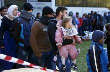 Migrants stay in a queue after arriving at the Austrian-German border in Wegscheid near Passau, Germany, October 27, 2015. PHOTO BY REUTERS/Michaela Rehle