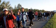 A group of migrants walks against the traffic on a motorway leading to Budapest as they left a transit camp in the village of Roszke, Hungary, September 7, 2015. PHOTO BY REUTERS/Marko Djurica