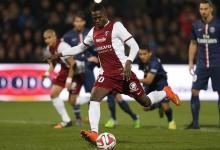 Metz's Modibo Maiga shoots to score a penalty during their French Ligue 1 soccer match against Paris St Germain at the Saint Symphorien stadium in Metz, November 21, 2014. PHOTO BY REUTERS/Vincent Kessler