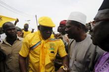 Guinea's Prime Minister Mohamed Said Fofana (2nd R) talks with a supporter of Conde after clashes between supporters of President Alpha Conde and his main election rival Cellou Dalein Diallo, in Conakry, Guinea, October 9, 2015. PHOTO BY REUTERS/Luc Gnago