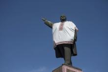 A monument to Soviet state founder Vladimir Lenin is decorated by unidentified people with the Ukrainian traditional shirt containing elements of the national ethnic embroidery, in the southeastern city of Zaporizhzhya, Ukraine, October 4, 2014. PHOTO BY REUTERS/Stringer