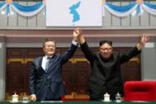 South Korean President Moon Jae-in and North Korean leader Kim Jong Un acknowledges the audience after watching the performance titled "The Glorious Country" at the May Day Stadium in Pyongyang, North Korea, September 19, 2018. PHOTO BY RUTERS/Pyeongyang Press Corps