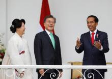 Visiting South Korean President Moon Jae-in (2nd L) and his wife Kim Jung-sook (L) listen to Indonesian President Joko Widodo (R) on the balcony of the presidential palace in Bogor, south of Jakarta, Indonesia, November 9, 2017. PHOTO BY REUTERS/Darren Whiteside
