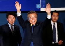 South Korea's president-elect Moon Jae-in gestures to supporters at Gwanghwamun Square in Seoul, South Korea, May 9, 2017. PHOTO BY REUTERS/Kim Kyunghoon