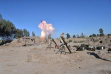 Iraqi soldiers fire a mortar toward Islamic State militants on the outskirts of Fallujah, west of Baghdad, April 20, 2016. PHOTO BY REUTERS/Stringer