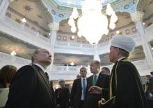 Russian President Vladimir Putin (L) and Turkish President Tayyip Erdogan (2nd R) listen to Chairman of the Council of Muftis of Russia Ravil Gainutdin (R) during a tour around the Moscow Grand Mosque after an opening ceremony in Moscow, Russia, September 23, 2015. PHOTO BY REUTERS/Alexei Druzhinin