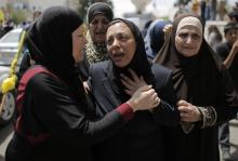 The mother (C) of Palestinian man Nadim Nuwara, who was shot dead by Israeli forces on Thursday, mourns during his funeral in the West Bank city of Ramallah, May 16, 2014. PHOTO BY REUTERS/Ammar Awad