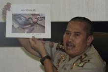 Jakarta Police medical division chief officer Musyafak shows a photo of suspected dead militant identified as Afif, alias Sunakin, at Jakarta police headquarters, Indonesia, January 16, 2016. PHOTO BY REUTERS/Sigid Kurniawan