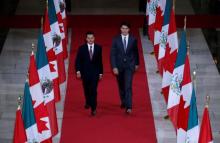 Canada's Prime Minister Justin Trudeau (R) and Mexico's President Enrique Pena Nieto walk in the Hall of Honour on Parliament Hill in Ottawa, Ontario, Canada, June 28, 2016. PHOTO BY REUTERS/Chris Wattie