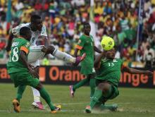 Nigeria's Emmanuel Emenike (2nd L) is challenged by Zambia's Stopilla Sunzu (R) and Emmanuel Mbola during their African Nations Cup (AFCON 2013) Group C soccer match in Nelspruit