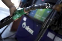 A worker grabs a nozzle at a PTT gas station in Bangkok, Thailand, January 5, 2016. PHOTO BY REUTERS/Athit Perawongmetha