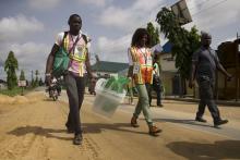 Officials of the Independent National Electoral Commission move electoral materials to the polling booths in Otuoke, Bayelsa State, March 28, 2015. PHOTO BY REUTERS/Afolabi Sotunde