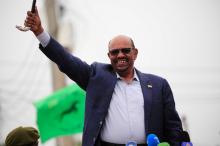 Sudan's President Omar al-Bashir waves to supporters during his visit to the war-torn Darfur region, in Nyala, Darfur, Sudan, September 21, 2017. PHOTO BY REUTERS/Mohamed Nureldin Abdallah