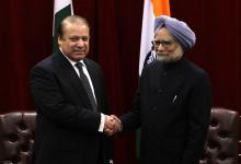 Pakistan's Prime Minister Nawaz Sharif (L) shakes hands with India's Prime Minister Manmohan Singh during the United Nations General Assembly