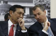 Indonesia's Coordinating Minister for Political, Legal and Security Affairs Luhut Panjaitan (L) talks with Australia's Minister for Justice Michael Keenan during a news conference at the Political, Legal, and Security Ministry office in Jakarta, December 21, 2015. PHOTO BY REUTERS/Beawiharta