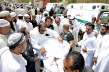 Paramedics rush a victim of a suicide bomb attack at Imam al-Sadeq Mosque, to the Amiri hospital in Al Sharq, Kuwait City, June 26, 2015. PHOTO BY REUTERS/Stringer