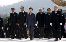 South Korean President Park Geun-Hye (C) attends a memorial ceremony on the first West Sea (Northern Limited Line) Defense Day at the Daejeon National Cemetery in Daejeon, South Korea, March 25, 2016. PHOTO BY REUTERS/Jeon Heon-Kyun