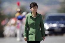 South Korea's President Park Geun-hye walks past an honor guard before a meeting with Brazil's President Dilma Rousseff at the Planalto Palace in Brasilia, April 24, 2015. PHOTO BY REUTERS/Ueslei Marcelino