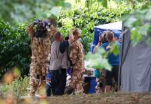 People don military hazardous material protective suits during a police search of Queen Elizabeth Gardens in Salisbury, Britain, July 19, 2018. PHOTO BY REUTERS/Hannah McKay