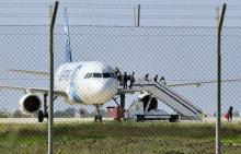 Passengers evacuate a hijacked EgyptAir Airbus 320 plane at Larnaca airport, Cyprus, March 29, 2016. PHOTO BY REUTERS/Stringer